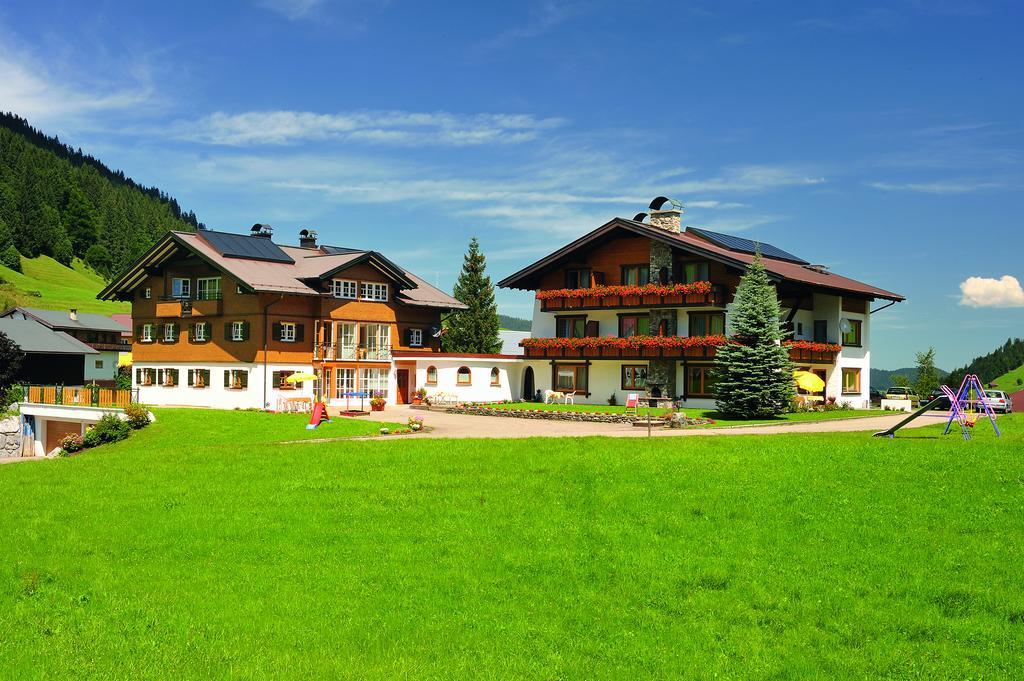 Gaestehaus Mathies Hotel Mittelberg Exterior photo